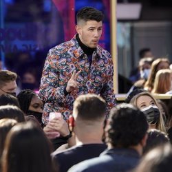 Nick Jonas ejerciendo de presentador en los Billboard Music Awards 2021