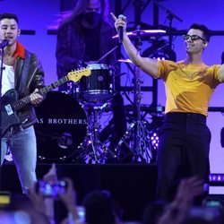 Nick y Joe Jonas cantando en los Billboard Music Awards 2021