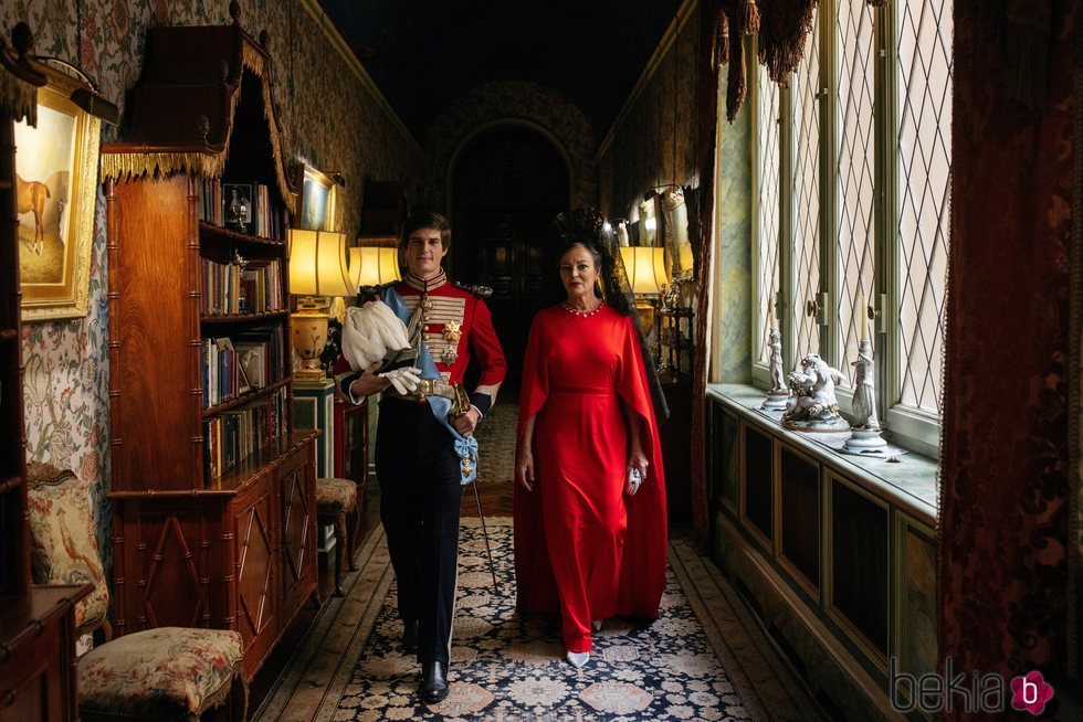 Carlos Fitz-James Stuart con su madre, Matilde Solís, en su boda con Belén Corsini