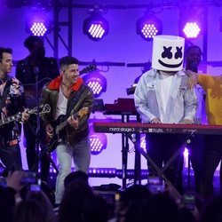 Los Jonas Brothers y Marshmello en los Billboard Music Awards 2021