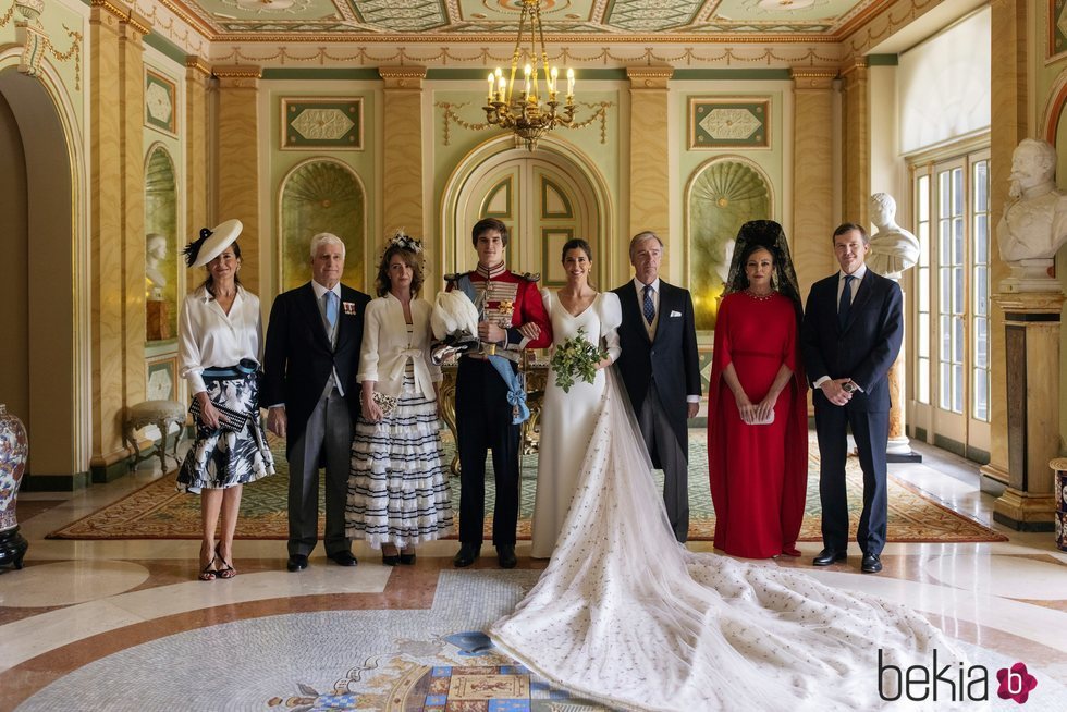 Carlos Fitz-James Stuart y Belén Corsini con sus padres y los Duques de Calabria en su boda