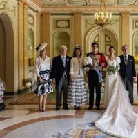 Carlos Fitz-James Stuart y Belén Corsini con sus padres y los Duques de Calabria en su boda