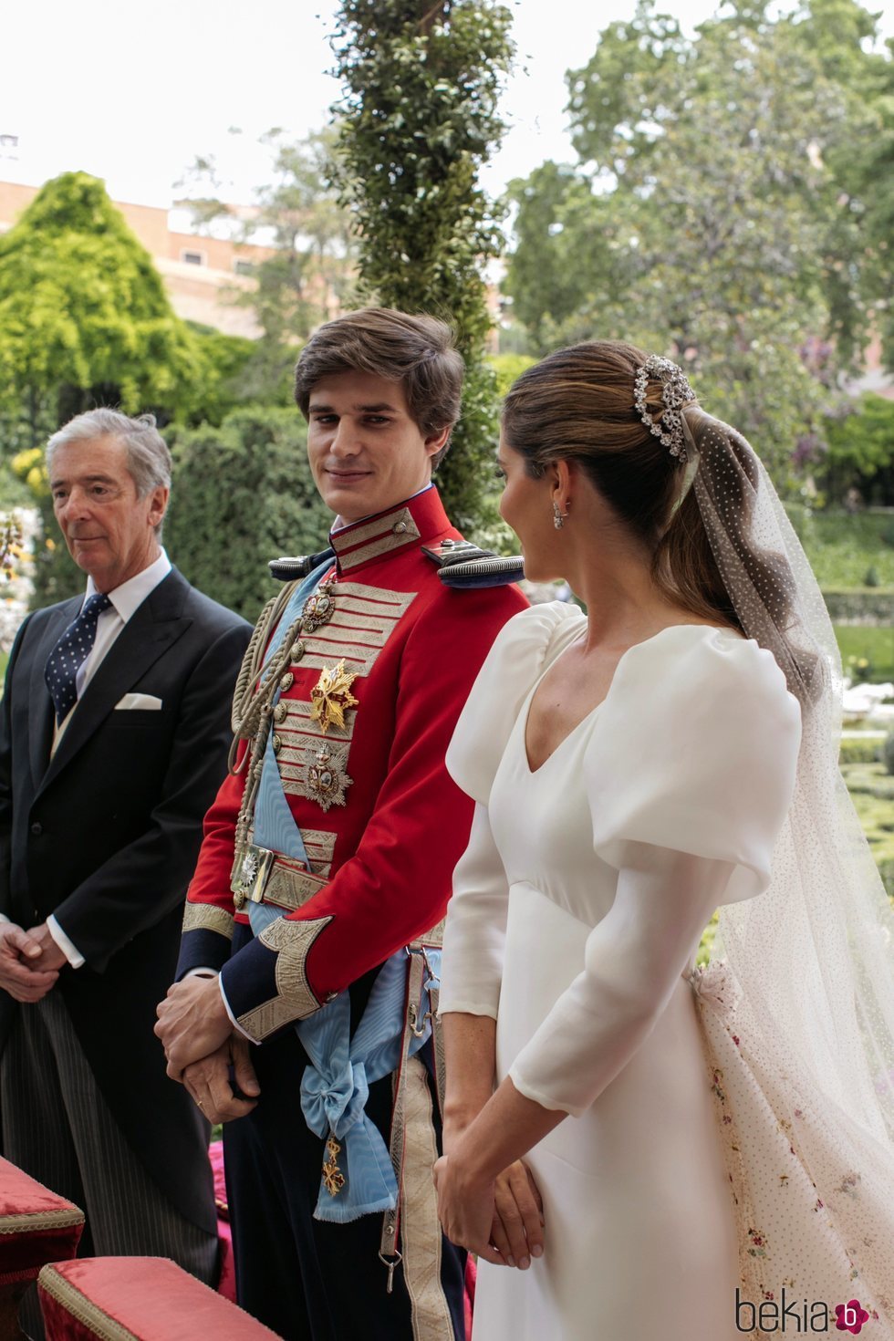 Carlos Fitz-James Stuart y Belén Corsini se dedican una tierna mirada en su boda