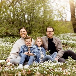 Victoria y Daniel de Suecia con sus hijos Estela y Oscar y su perro Rio en un posado primaveral en Haga