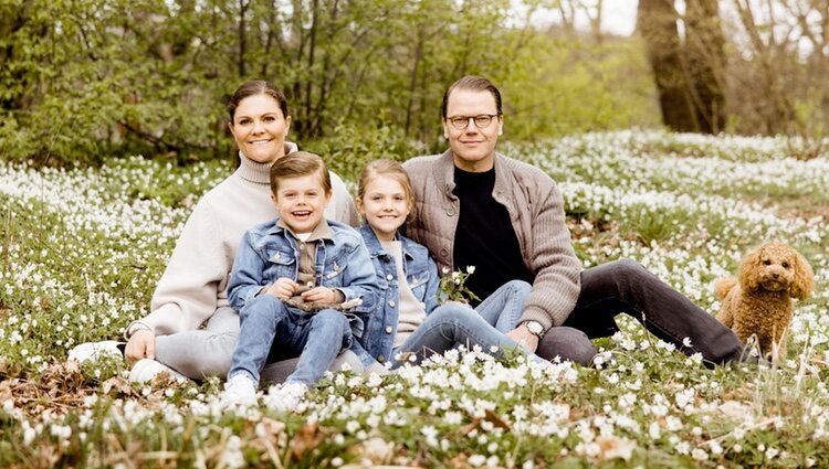 Victoria y Daniel de Suecia con sus hijos Estela y Oscar y su perro Rio en un posado primaveral en Haga