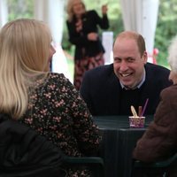 El Príncipe Guillermo, muy sonriente en su visita a una residencia de ancianos de Edimburgo