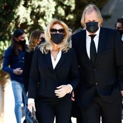 Norma Duval y Matthias Kühn en el funeral de la madre de Norma Duval