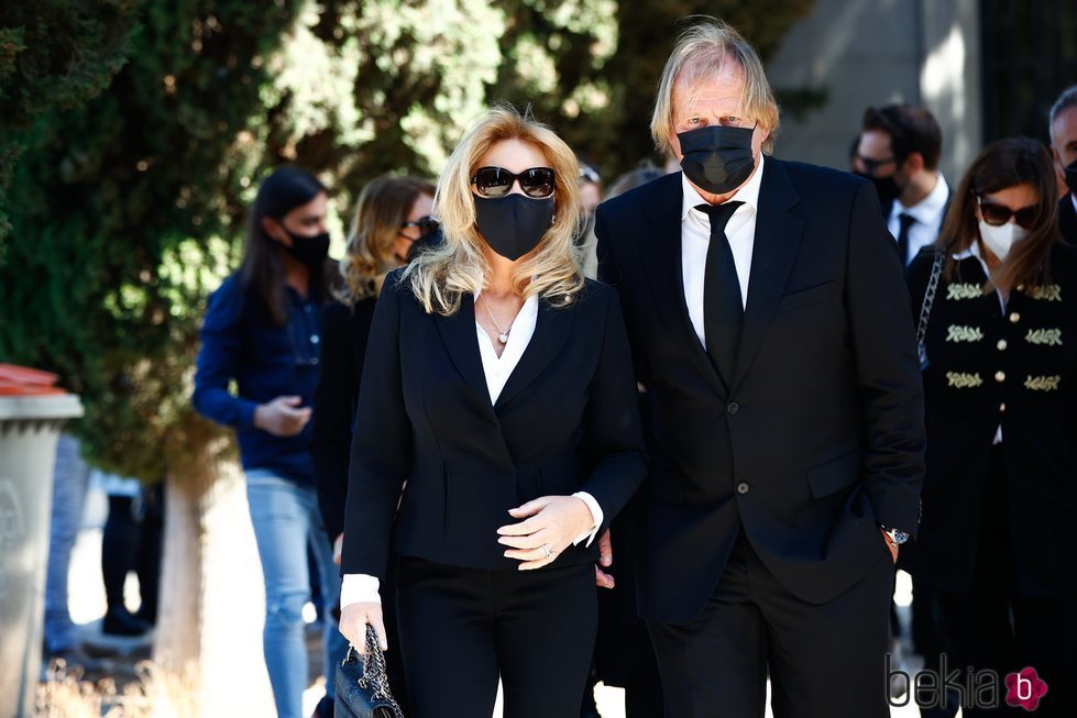 Norma Duval y Matthias Kühn en el funeral de la madre de Norma Duval