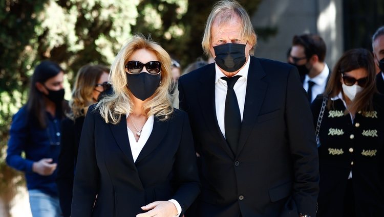 Norma Duval y Matthias Kühn en el funeral de la madre de Norma Duval