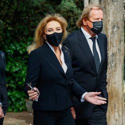 Norma Duval junto a Matthias Kühn en el funeral de su madre