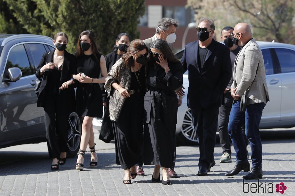 Mónica y Ángela Molina, unidas en el funeral de su madre Ángela Tejedor