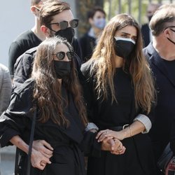 Olivia Molina y Ángela Molina, unidas por el dolor en el funeral de Ángela Tejedor