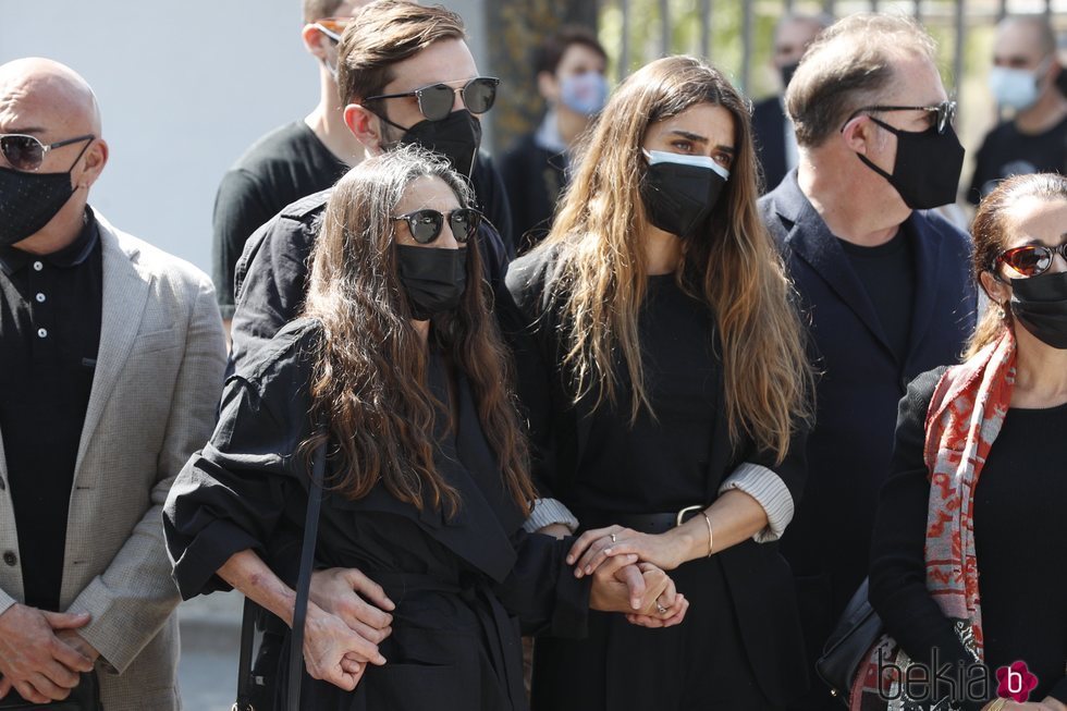 Olivia Molina y Ángela Molina, unidas por el dolor en el funeral de Ángela Tejedor