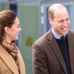 El Príncipe Guillermo y Kate Middleton, muy sonrientes en la inauguración de un hospital en Escocia