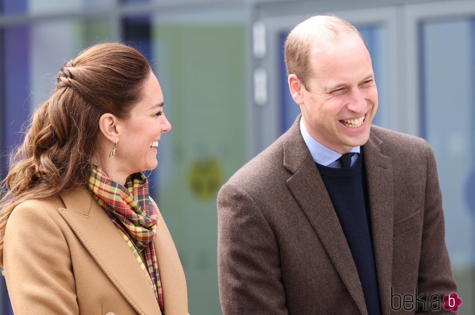 El Príncipe Guillermo y Kate Middleton, muy sonrientes en la inauguración de un hospital en Escocia