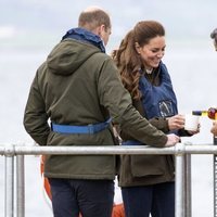 El Príncipe Guillermo y Kate Middleton reciben un vaso de whiskey en Escocia