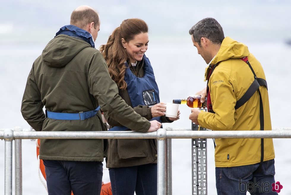 El Príncipe Guillermo y Kate Middleton reciben un vaso de whiskey en Escocia