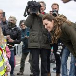 Kate Middleton hablando con unos niños en las Islas Orcadas durante su viaje oficial a Escocia