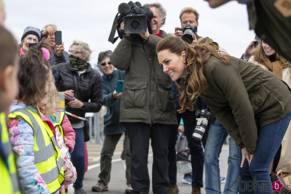 Kate Middleton hablando con unos niños en las Islas Orcadas durante su viaje oficial a Escocia