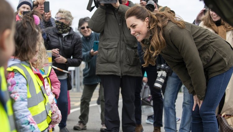 Kate Middleton hablando con unos niños en las Islas Orcadas durante su viaje oficial a Escocia