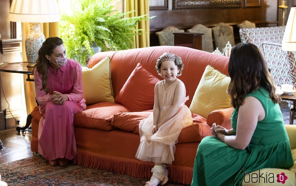 Kate Middleton y Mila Sneddon en el Palacio de Holyroodhouse