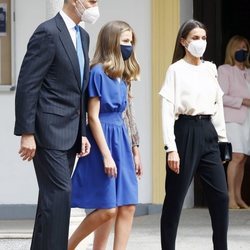 La Princesa Leonor con los Reyes Felipe y Letizia en su Confirmación