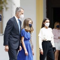 La Princesa Leonor con los Reyes Felipe y Letizia en su Confirmación