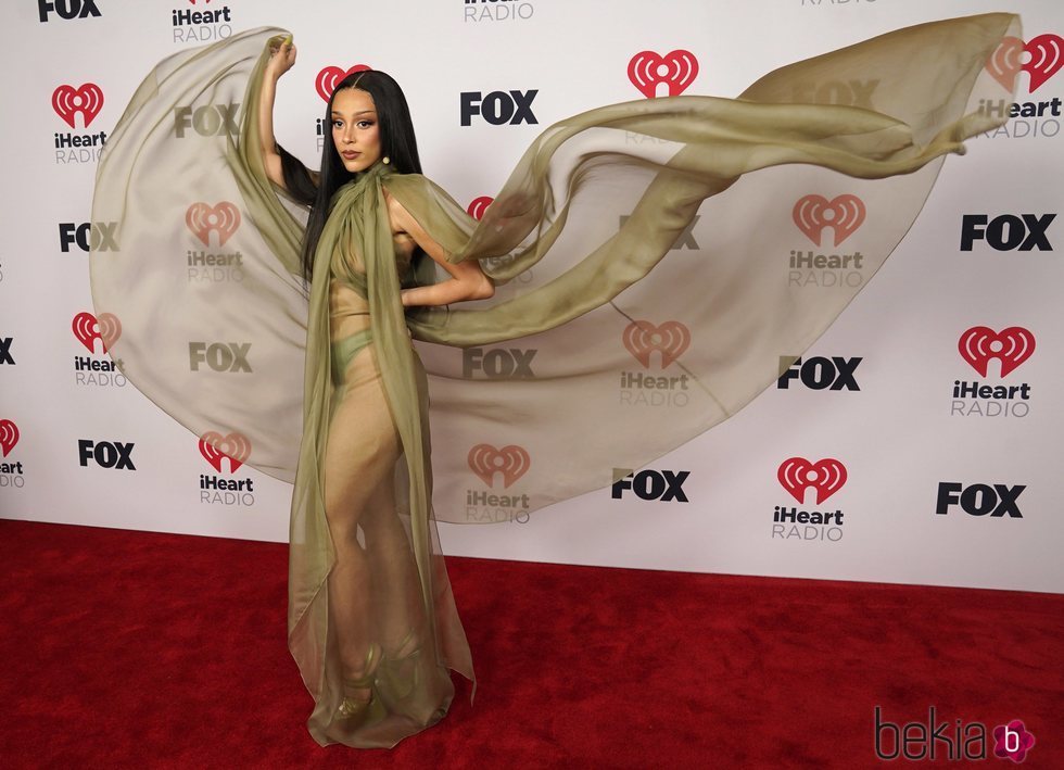 Doja Cat posando en los I Heart Radio Music Awards 2021