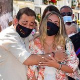 David y Rocío Flores, abrazados en el homenaje por el 15 aniversario de la muerte de Rocío Jurado