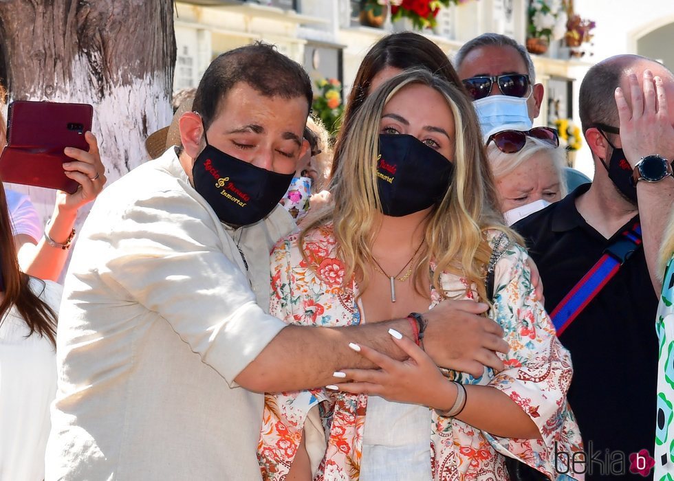 David y Rocío Flores, abrazados en el homenaje por el 15 aniversario de la muerte de Rocío Jurado