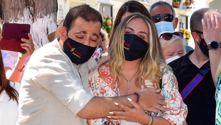 David y Rocío Flores, abrazados en el homenaje por el 15 aniversario de la muerte de Rocío Jurado