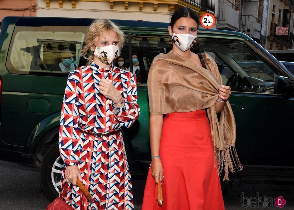 Eugenia Martínez de Irujo y su hija Cayetana Rivera en el bautizo de Rosario Fitz-James Stuart