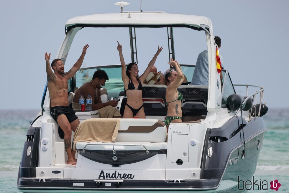 Rafa Mora y Macarena Millán se divierten en un barco en Ibiza