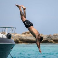 Rafa Mora se tira al agua desde un barco en Ibiza