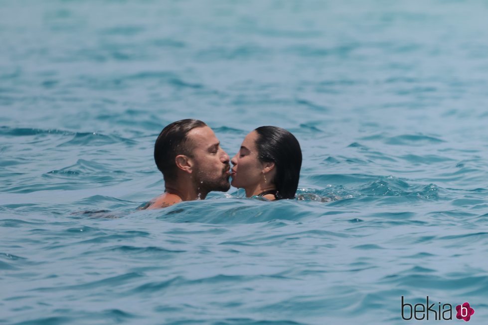 Rafa Mora y Macarena Millán besándose en el mar en Ibiza