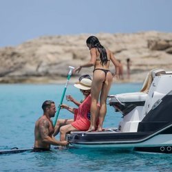 Rafa Mora y Macarena Millán tras darse un baño en Ibiza