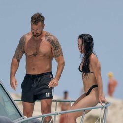 Rafa Mora y Macarena Millán a bordo de un barco en Ibiza