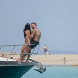 Rafa Mora y Macarena Millán, muy cariñosos en un barco en Ibiza