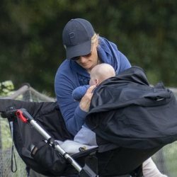 Zara Phillips sacando a su hijo Lucas Tindall del carricoche