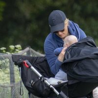 Zara Phillips sacando a su hijo Lucas Tindall del carricoche