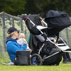 Zara Phillips, muy cariñosa con su hijo Lucas Tindall en Houghton