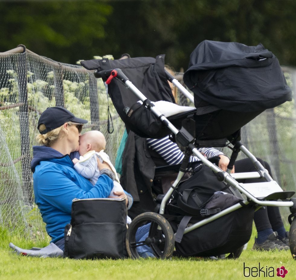 Zara Phillips, muy cariñosa con su hijo Lucas Tindall en Houghton