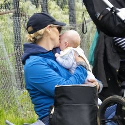 Zara Phillips con su hijo Lucas Tindall en Houghton