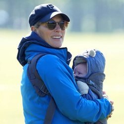 Primera imagen de Zara Phillips con su hijo Lucas Tindall