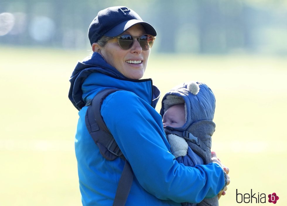 Primera imagen de Zara Phillips con su hijo Lucas Tindall