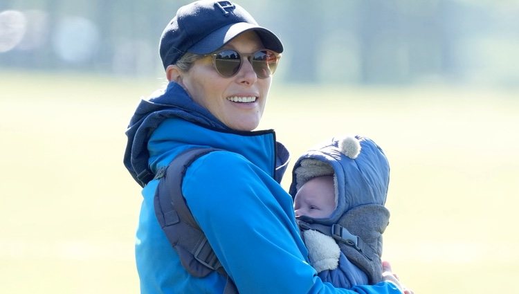 Primera imagen de Zara Phillips con su hijo Lucas Tindall