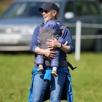 Zara Phillips con su hijo Lucas Tindall en un portabebés en Houghton