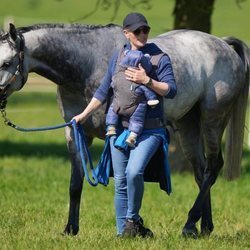 Zara Phillips y su hijo Lucas Tindall con un caballo en Houghton