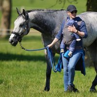 Zara Phillips y su hijo Lucas Tindall con un caballo en Houghton