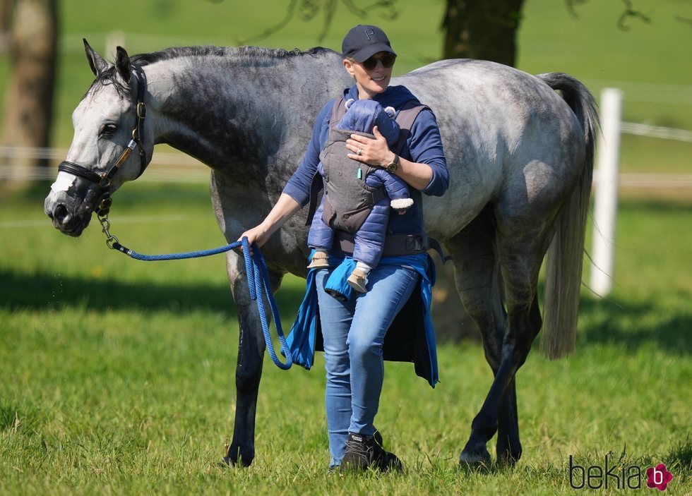 Zara Phillips y su hijo Lucas Tindall con un caballo en Houghton